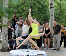 性感女孩北京社区大跳钢管舞